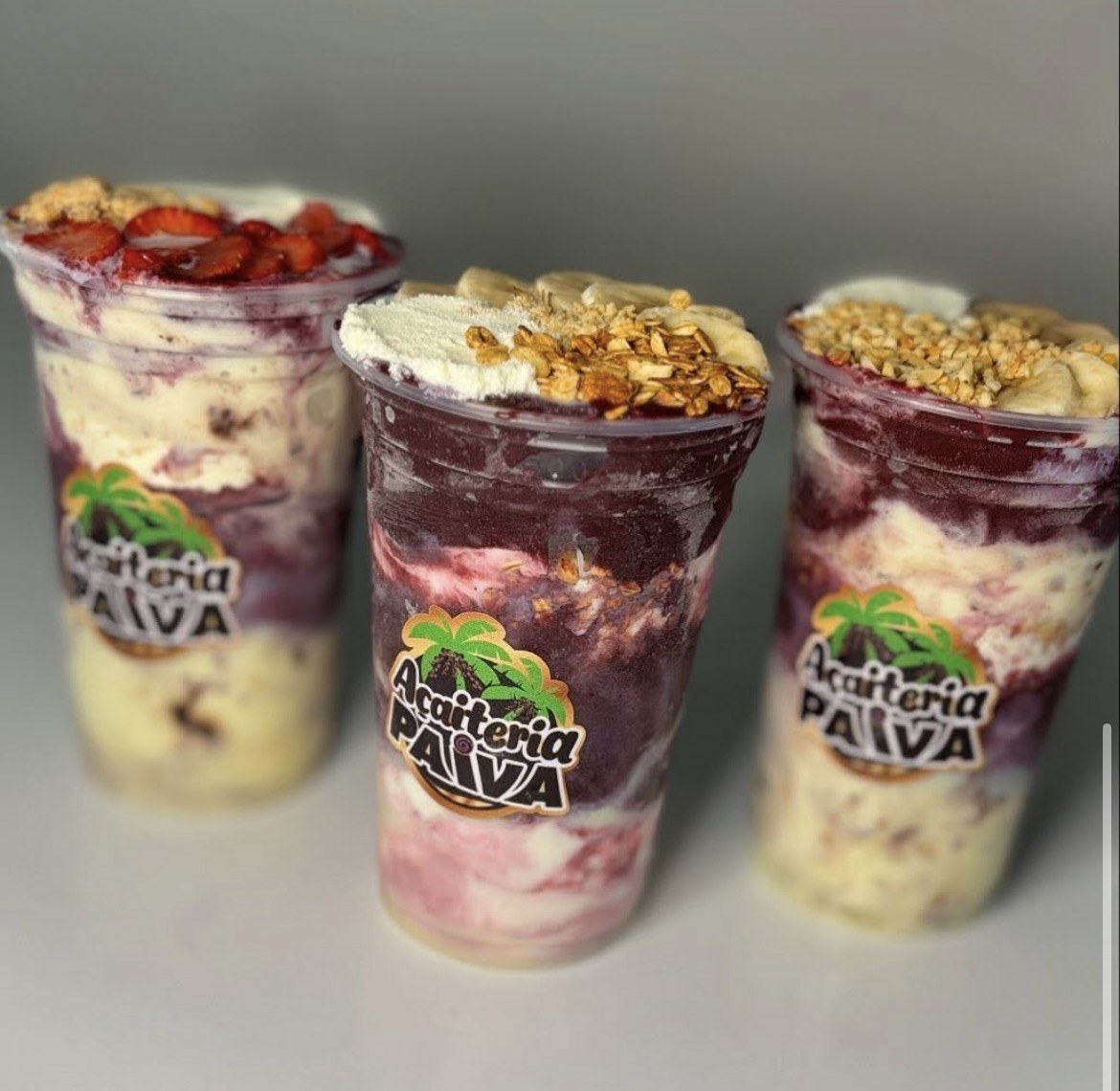 Copos de açaí com frutas e granola