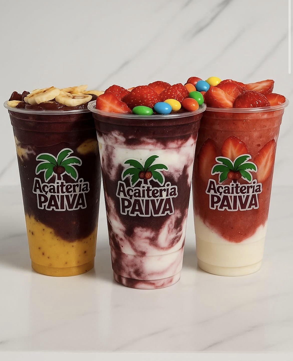 Três copos de açaí e cremes da Açaiteria Paiva